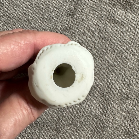 Vintage miniature bisque Flower of the Month figurine - Picture 4 of 4